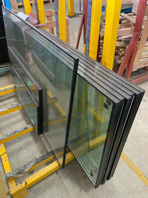 中空鋼化玻璃與鋼化玻璃 特性、差異與應(yīng)用解析